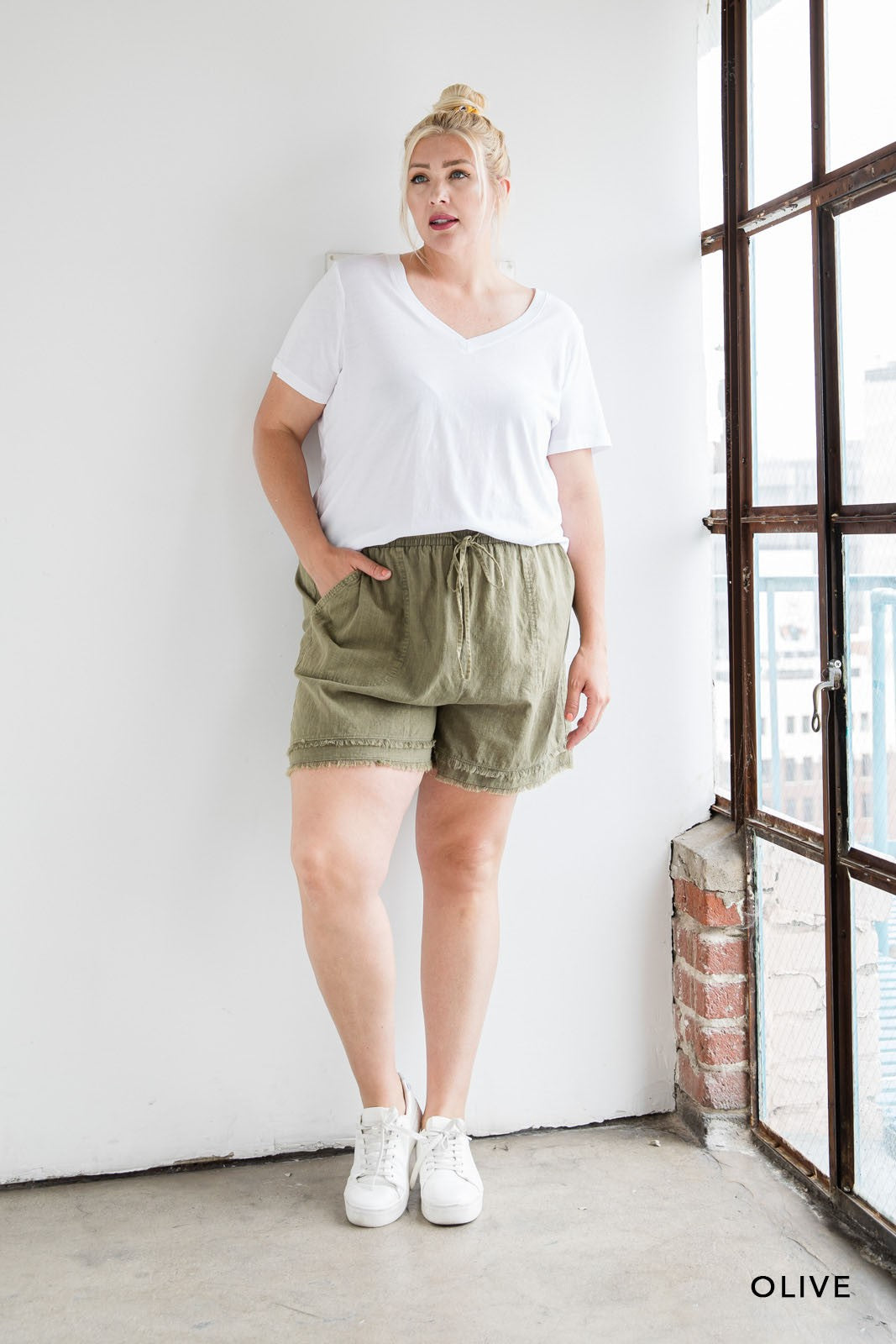 Curvy Washed Cotton Slub Fray Detailed Hem Shorts